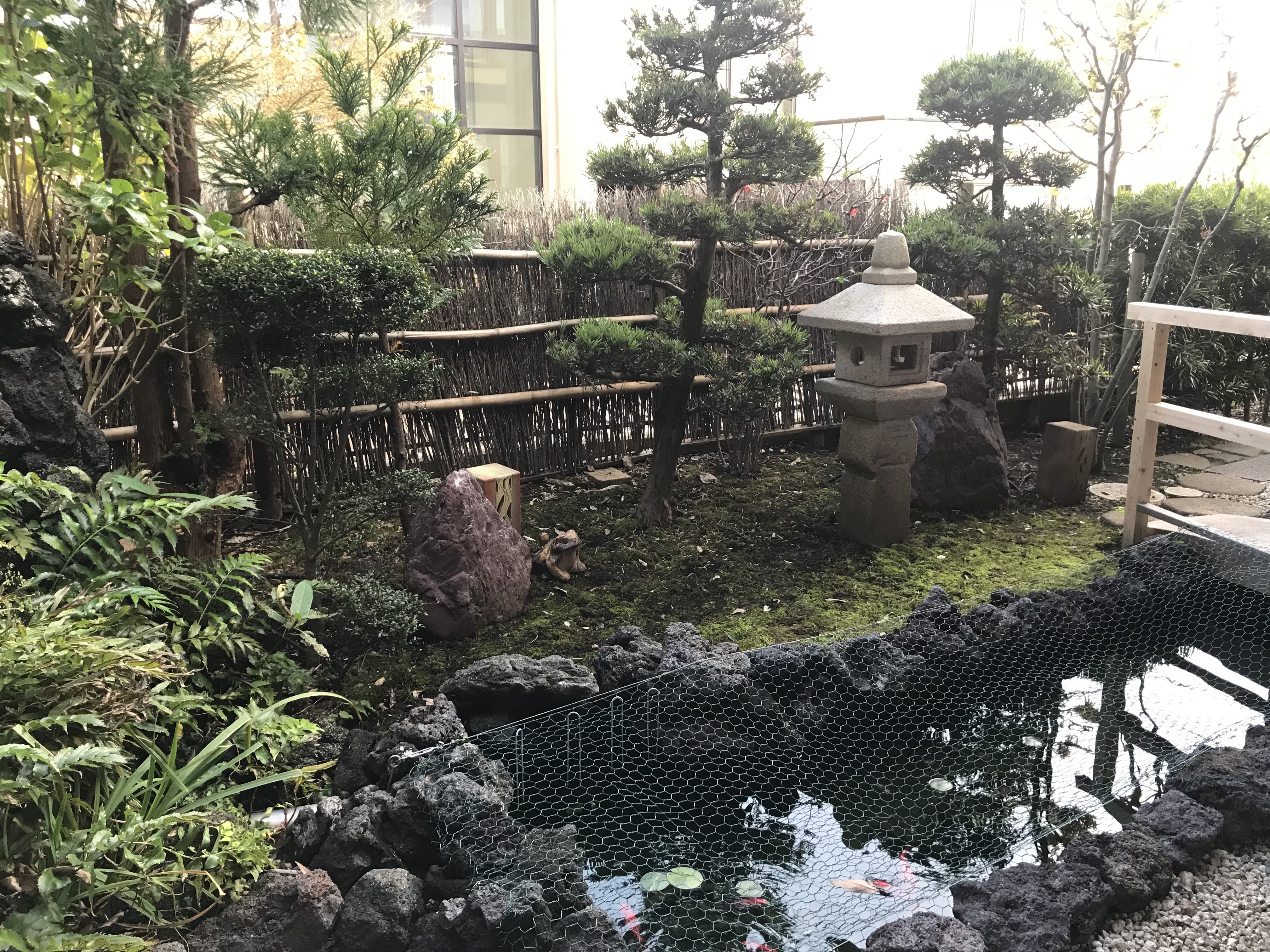 池がある和風庭園　