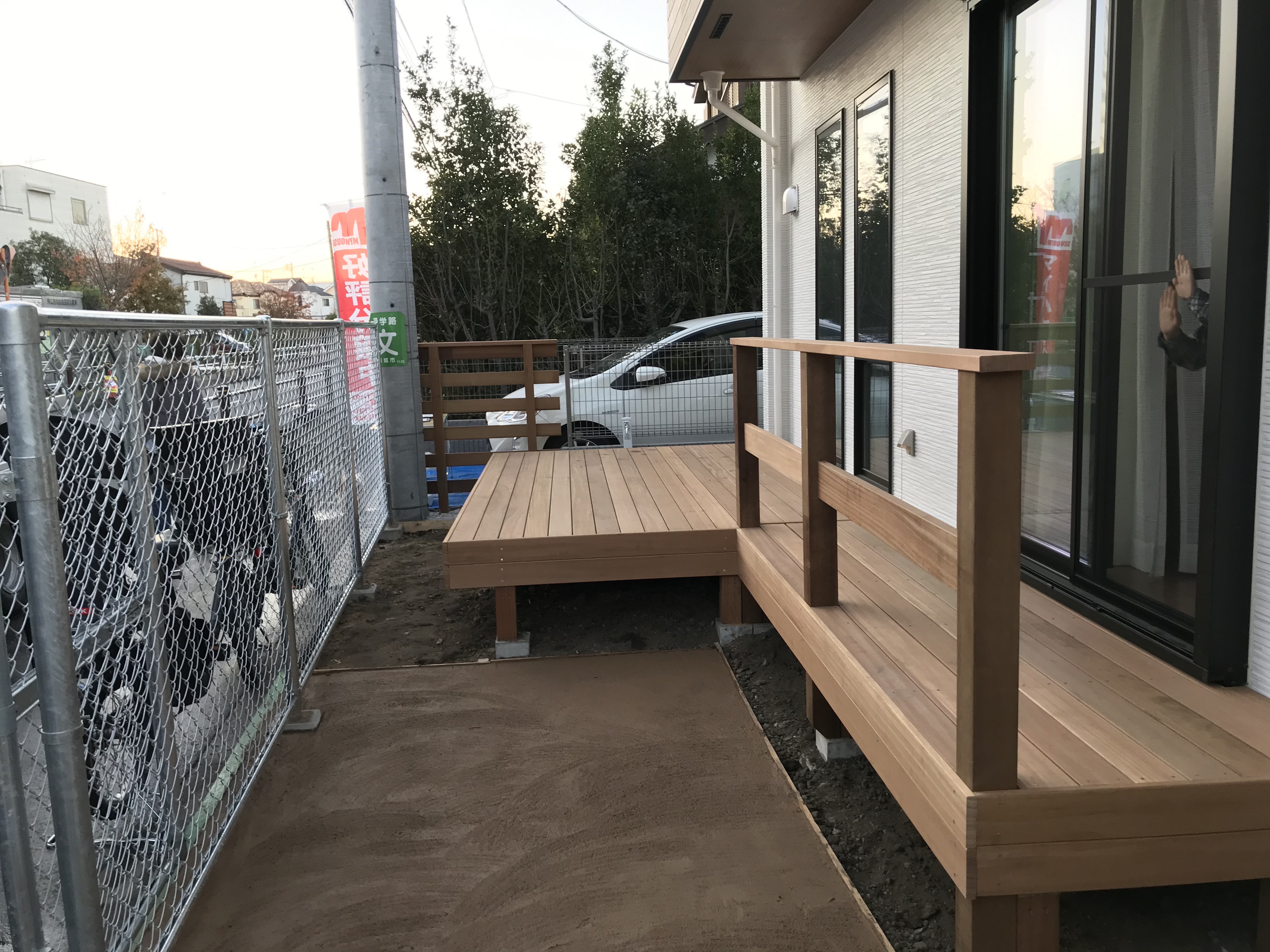 川崎市　デッキにフェンスに自転車置き場。　あとは樹木ですね