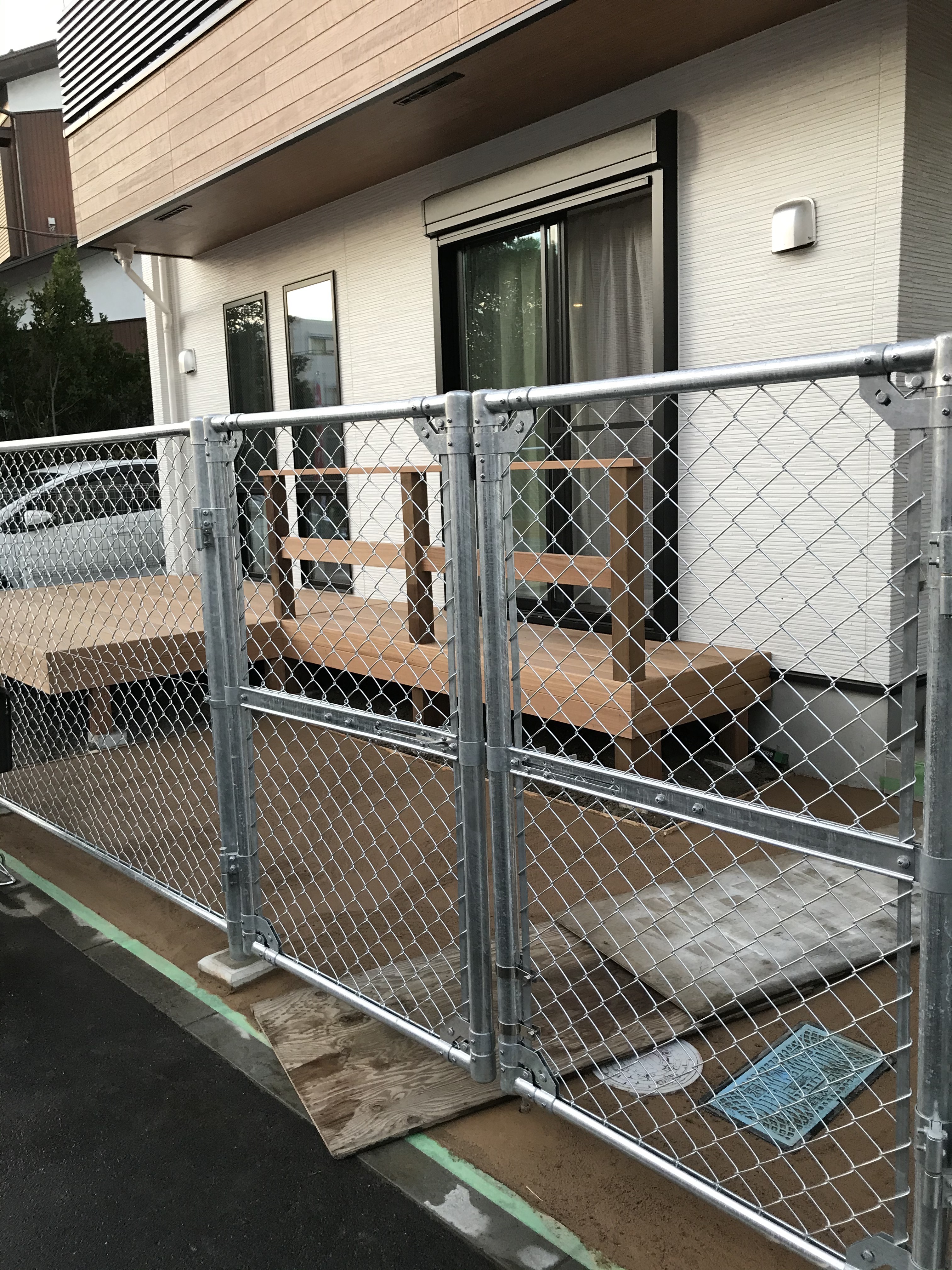 川崎市　ウッドデッキ　両開きゲート　フェンス　路面工事