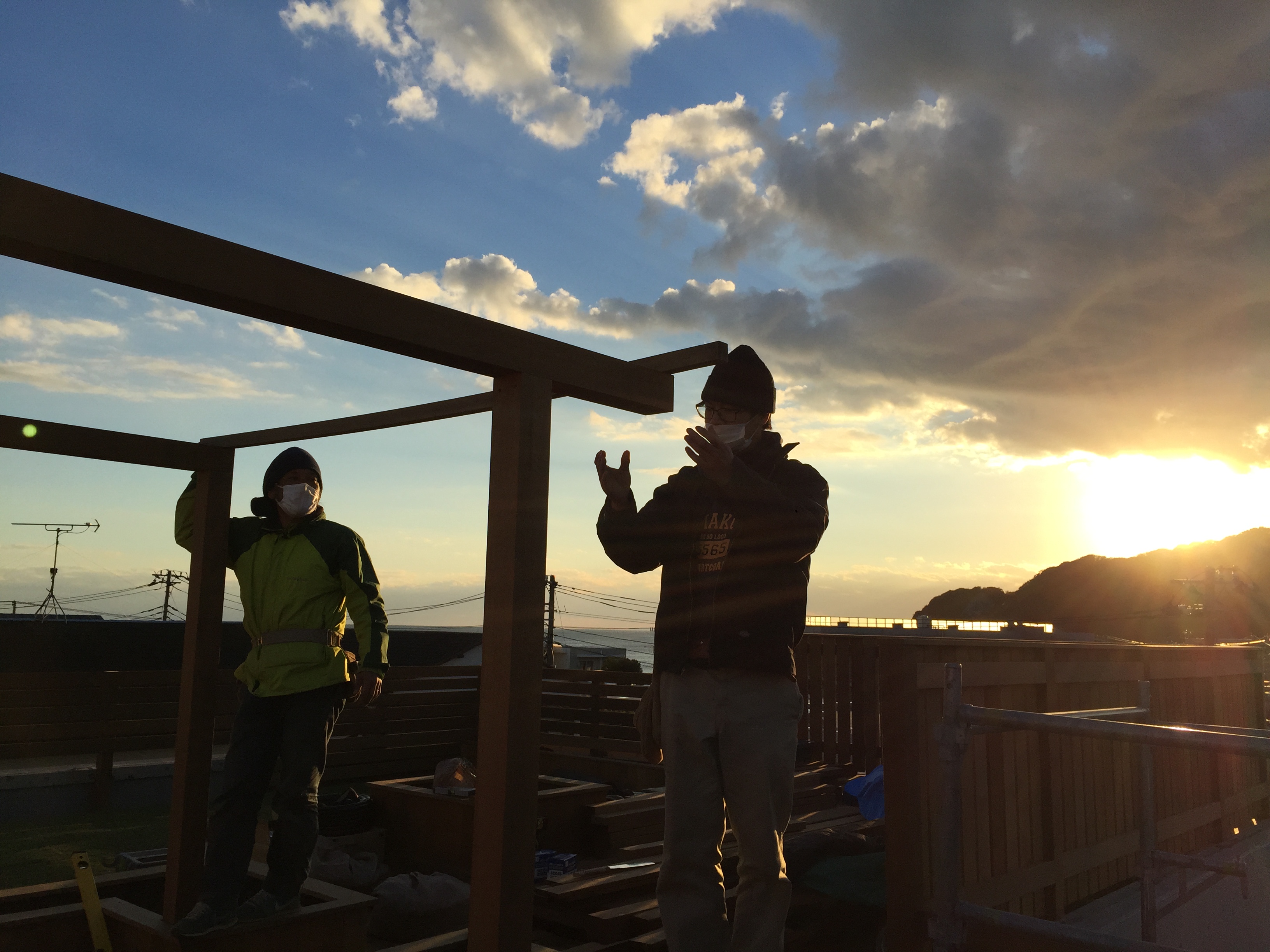 屋上パーゴラ作成中