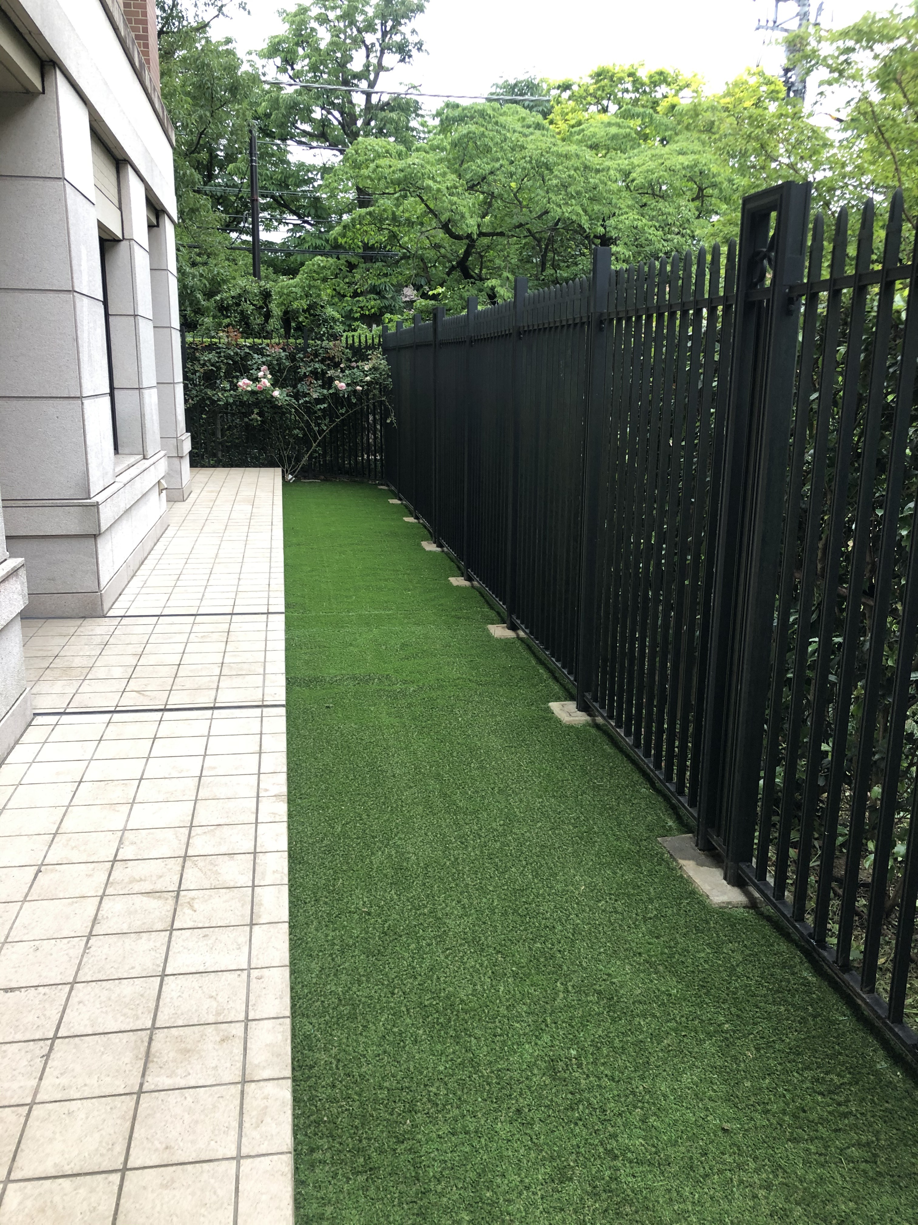 人工芝生にうってつけのスペースです