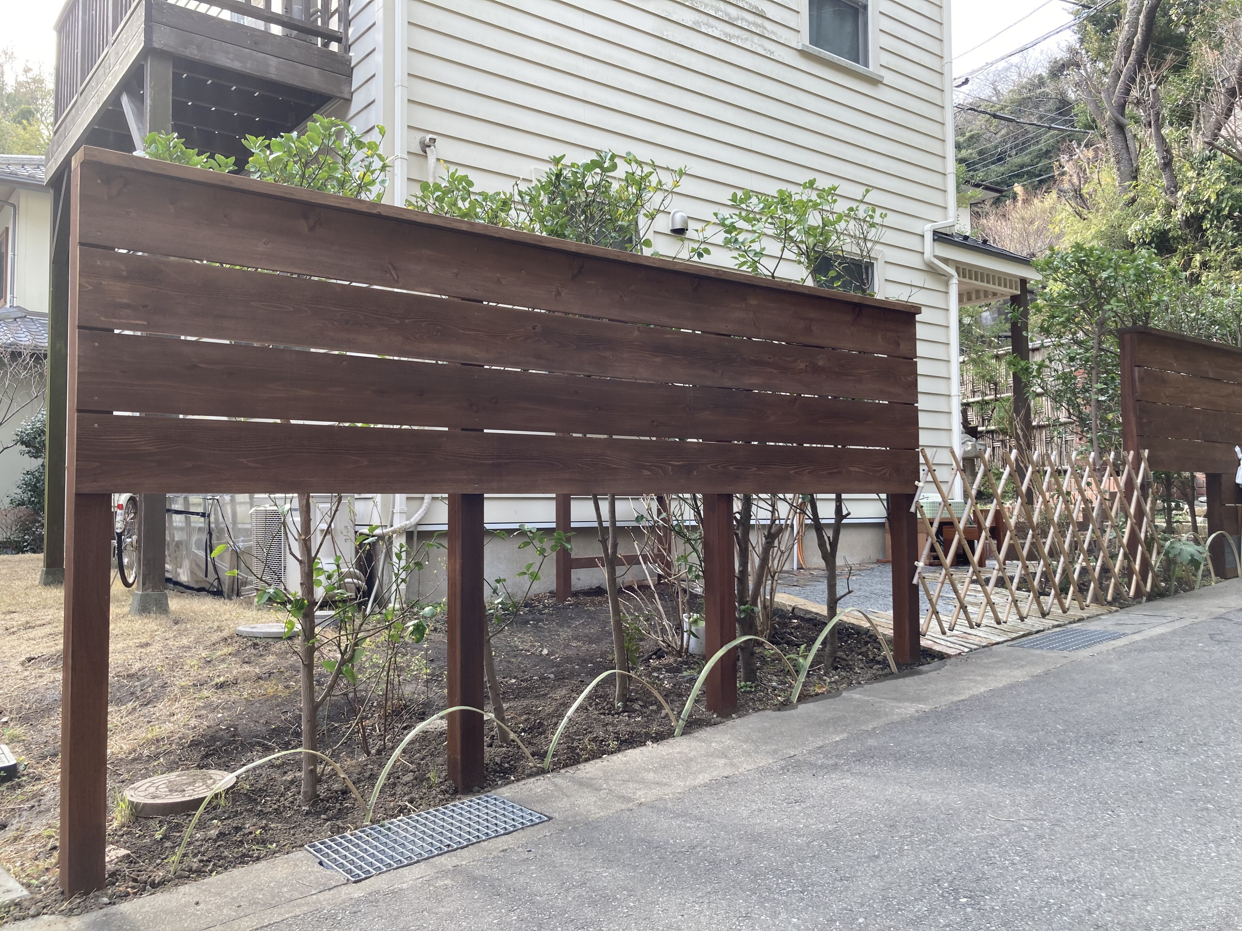 間隠しフェンス　近隣に配慮。