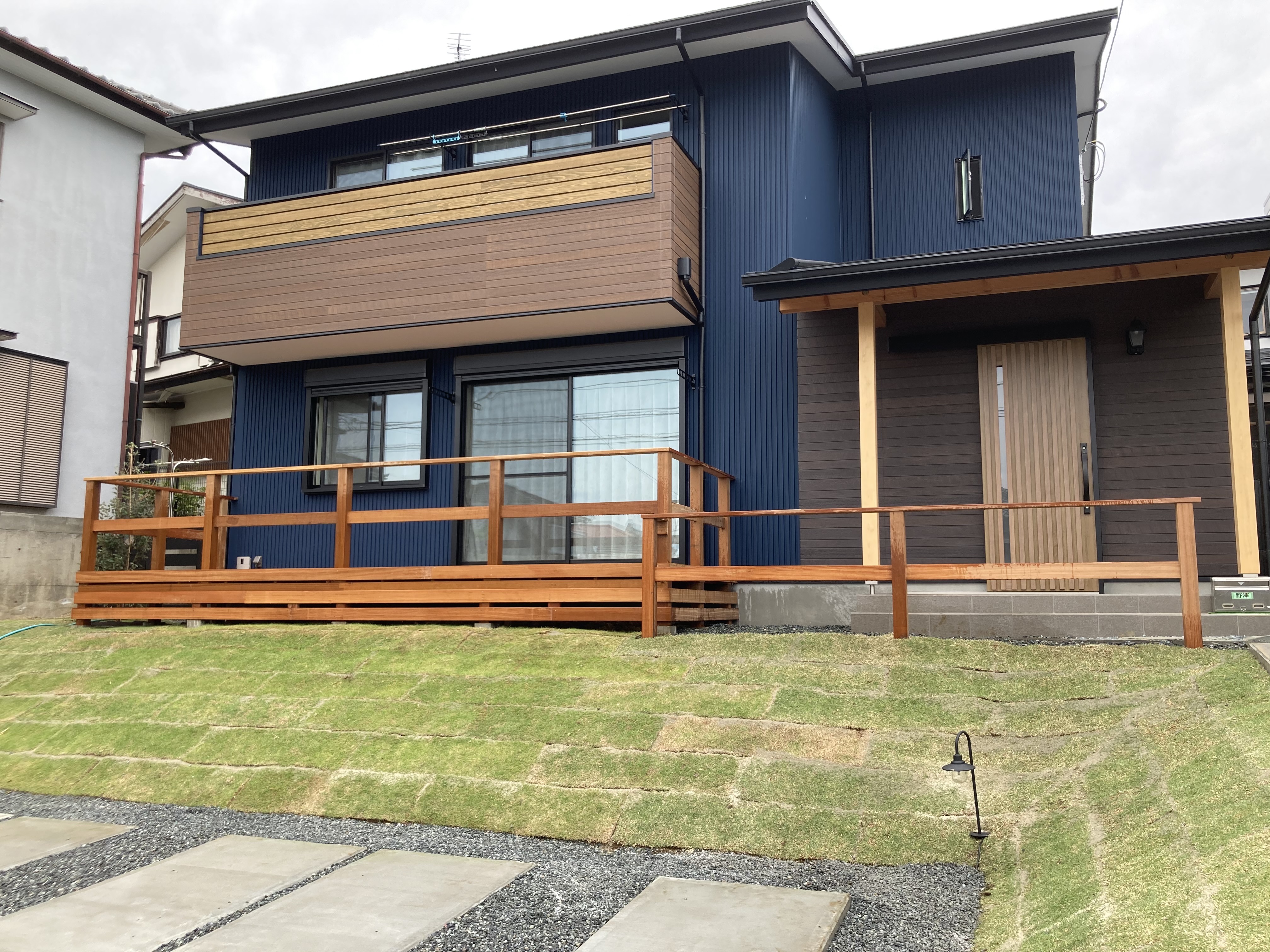 静岡県三島市　第二のリビング　ウッドデッキ　斜面は芝生で土留め