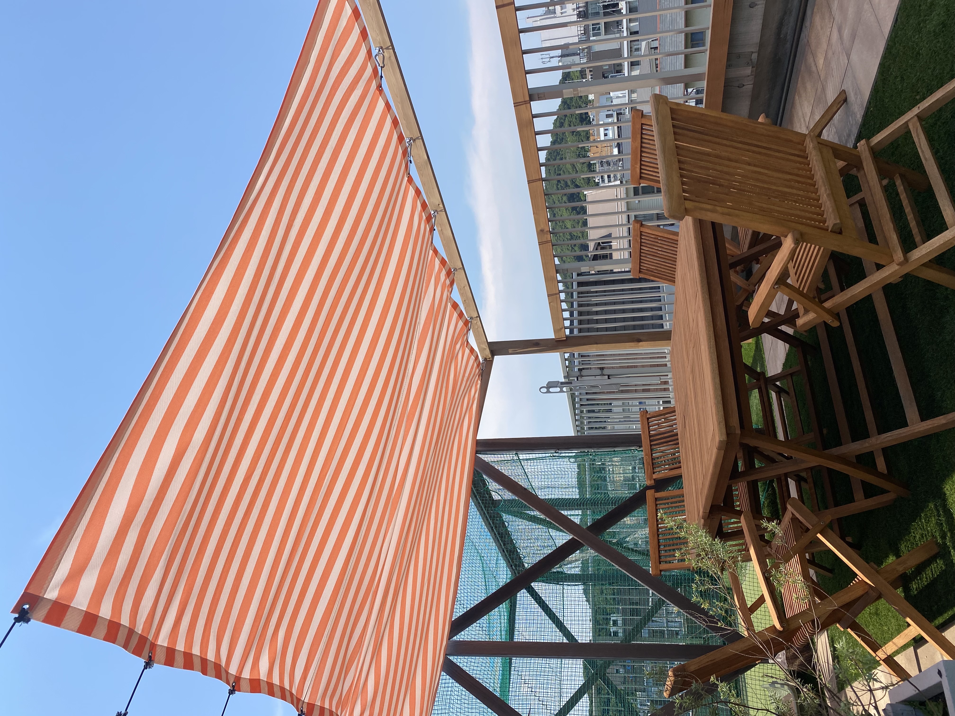 屋上はオアシス　ミニゴルフ＆BBQ（タイル敷　人工芝生　日陰ターフ作成）